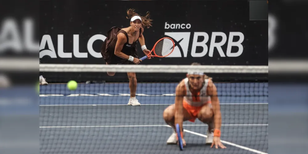 Ao lado da tenista húngara, a dona da casa venceu por 2 sets a 1, com parciais de 4/6, 6/3 e 10/4