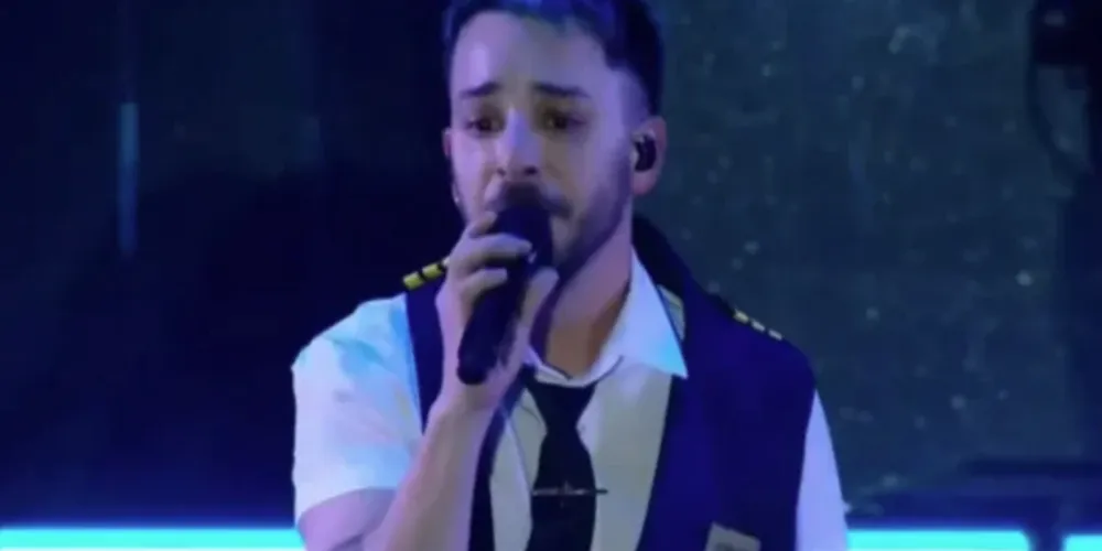 Cantor Junior Lima em apresentação no The Town.