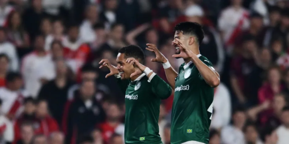 Vitor Roque e Flaco López após segundo gol do Palmeiras contra o River Plate, pela Libertadores