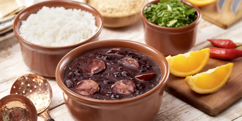 Feijoada vem acompanhada por arroz, couve, vinagrete e farofa