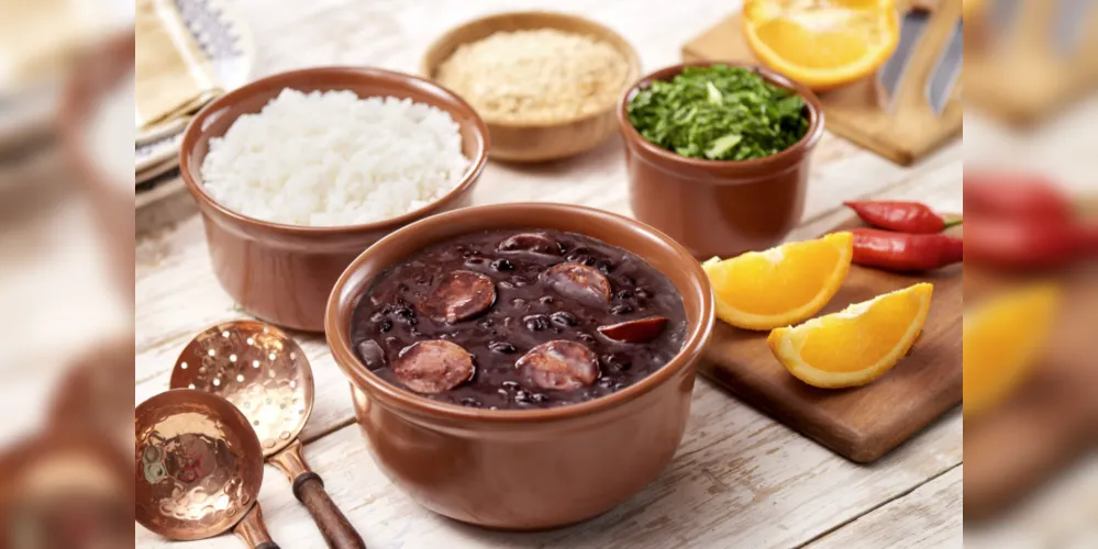 Feijoada vem acompanhada por arroz, couve, vinagrete e farofa