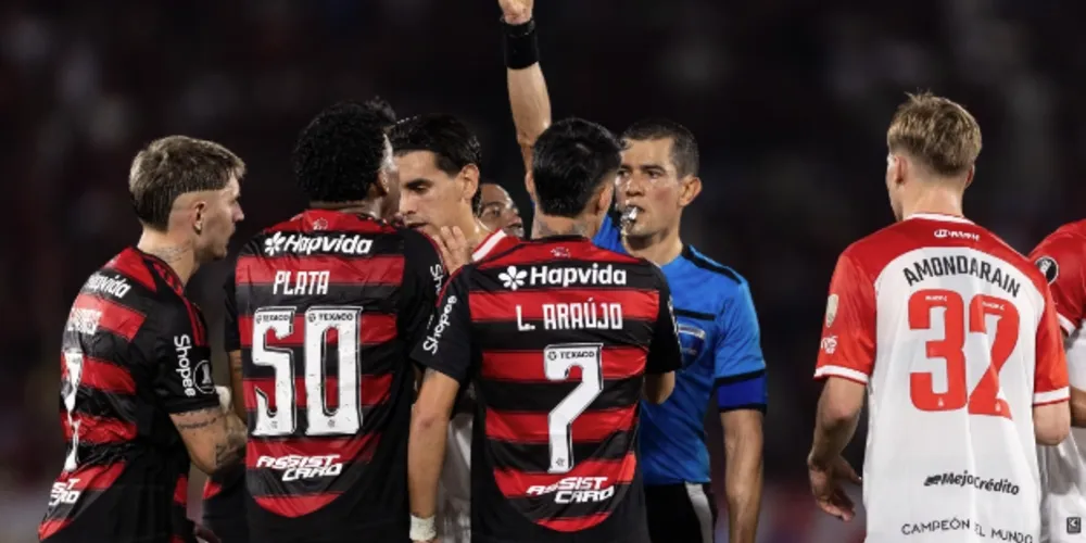 Gonzalo Plata foi expulso após se chocar com outro atleta do Estudiantes