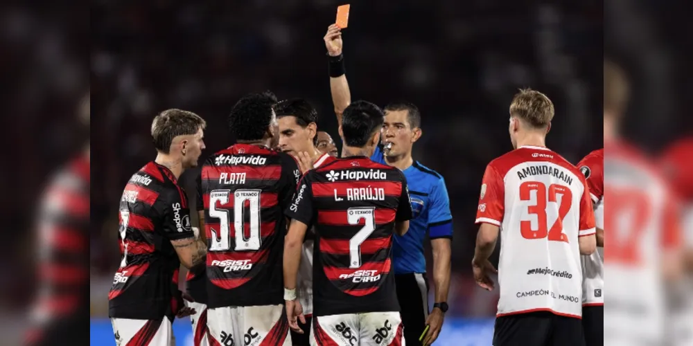 Gonzalo Plata foi expulso após se chocar com outro atleta do Estudiantes