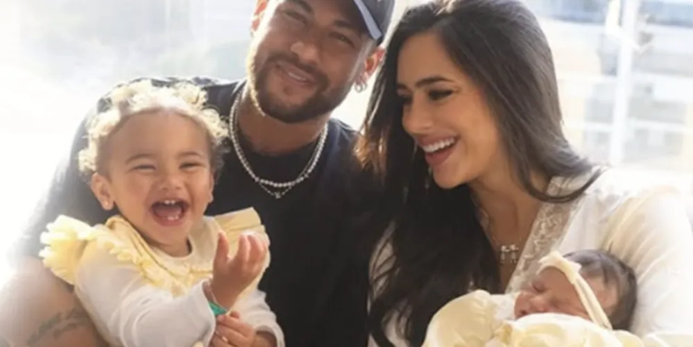 Neymar e Bruna Biancardi com suas duas filhas