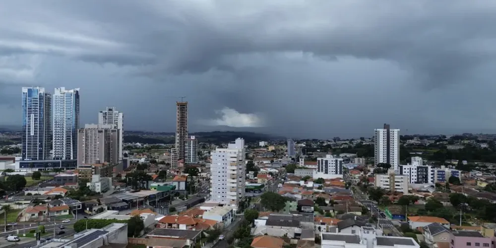 Tempestade atingiu o Paraná a partir da tarde desse domingo (21) e seguiu até o início desta segunda-feira (22)