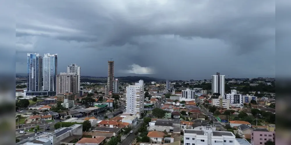 Tempestade atingiu o Paraná a partir da tarde desse domingo (21) e seguiu até o início desta segunda-feira (22)