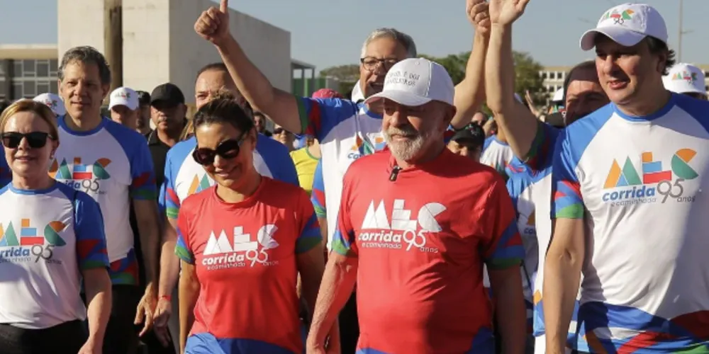 Lula deu início à caminhada de mãos dadas com a primeira-dama, Janja
