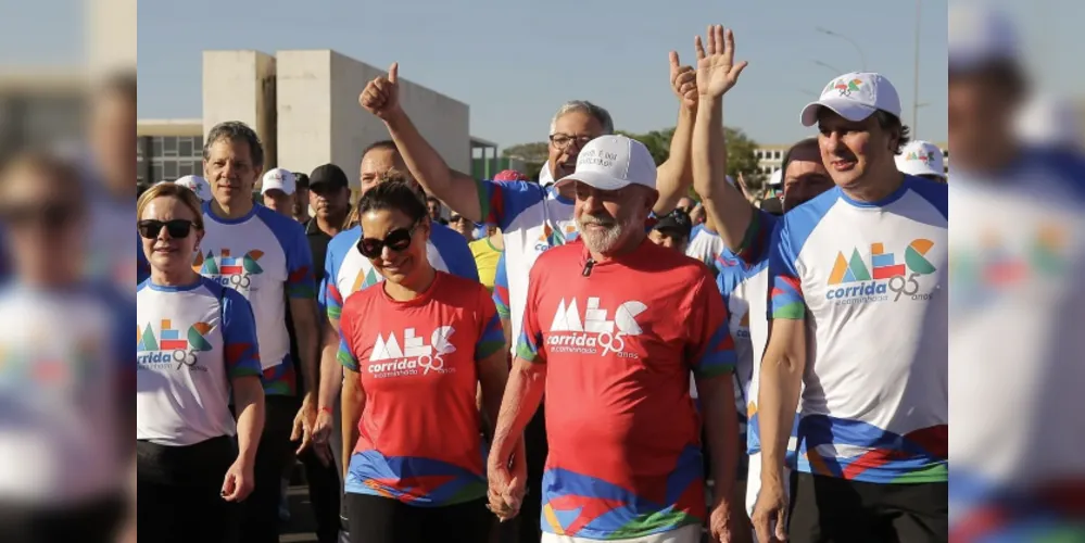 Lula deu início à caminhada de mãos dadas com a primeira-dama, Janja