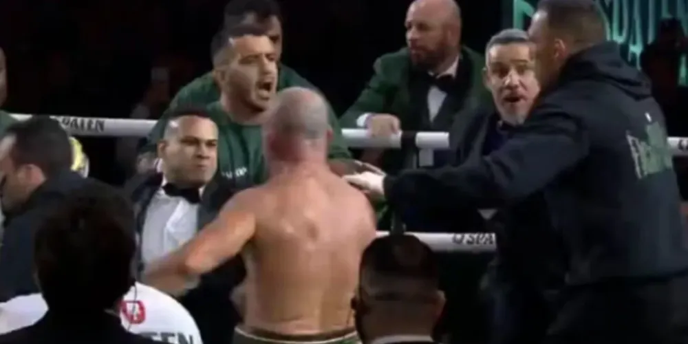 Rafael Freitas desferindo o golpe em Wanderlei Silva