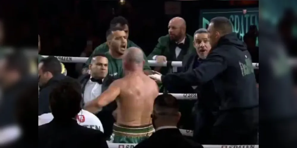 Rafael Freitas desferindo o golpe em Wanderlei Silva