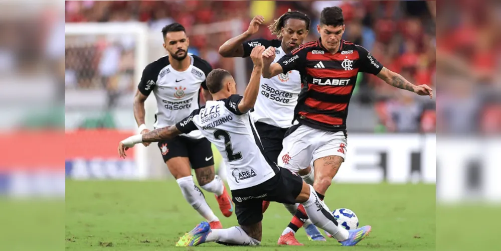 No último jogo entre as equipes, o Flamengo goleou o Timão por 4 a 0 no Maracanã
