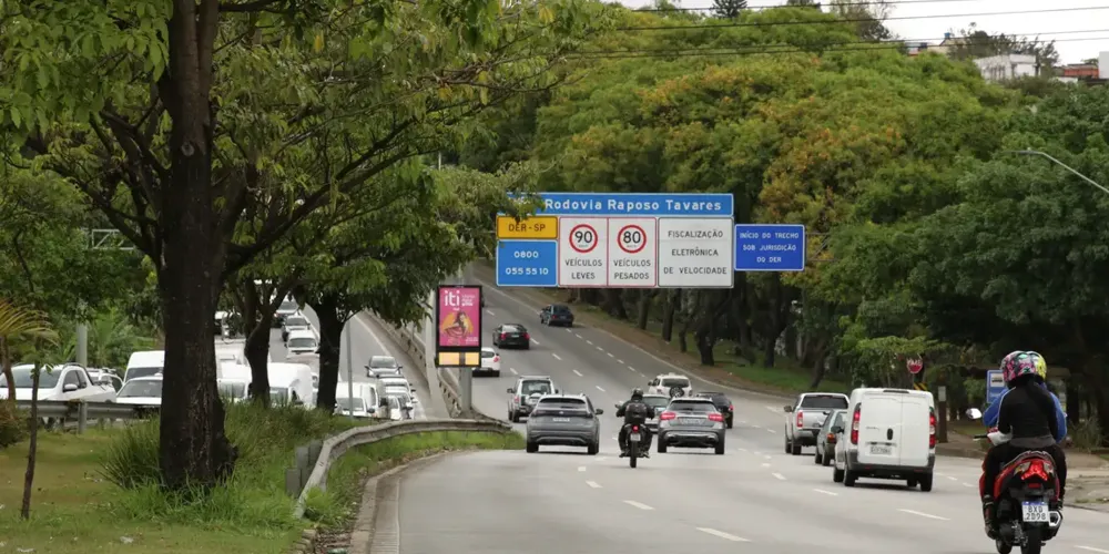Também foi observado que, quando dirigem automóveis com câmbio manual, que demandam mais atenção, a segurança melhora