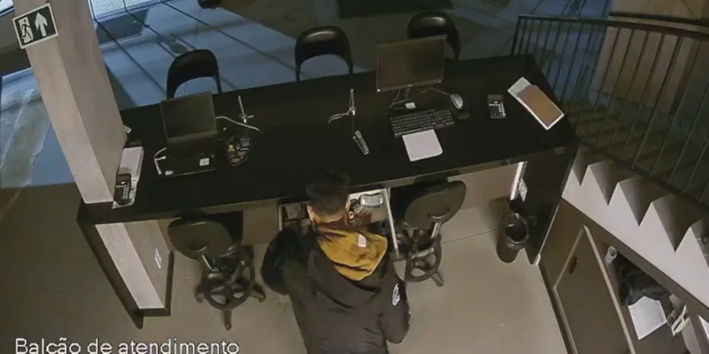 Criminoso se dirigiu até o balcão, abriu gavetas e levou um notebook
