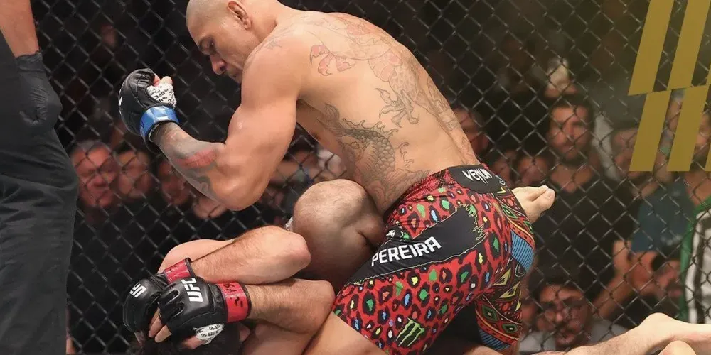 Alex Poatan venceu por nocaute técnico com apenas 80 segundos e retomou o título