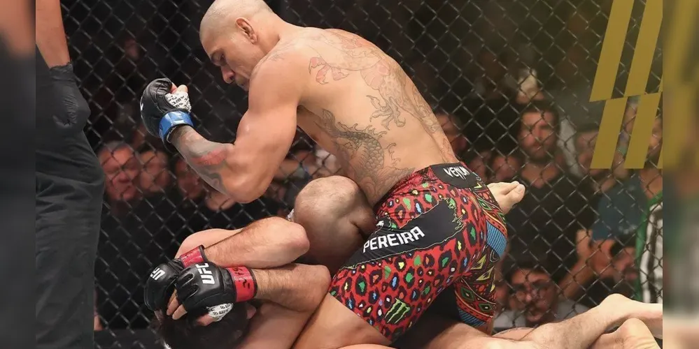Alex Poatan venceu por nocaute técnico com apenas 80 segundos e retomou o título
