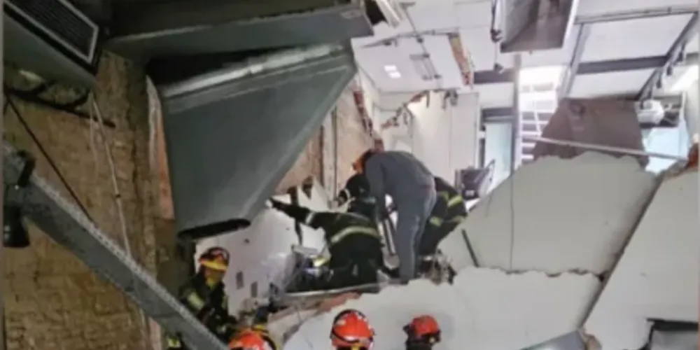 Teto de restaurante desaba após uma explosão de gás