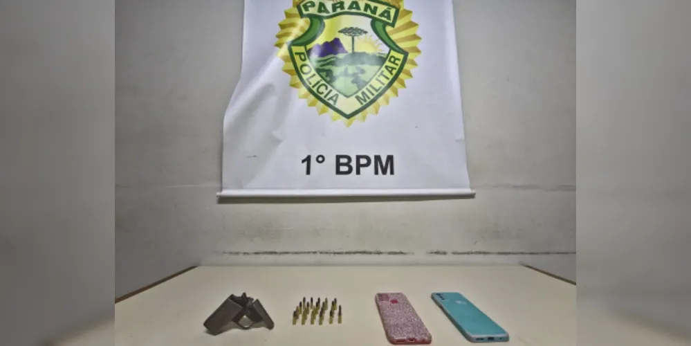 Arma e munições foram apreendidas