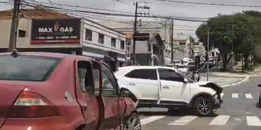 Acidente na avenida General Carlos Cavalcanti deixa fluxo de trânsito lento em Ponta Grossa