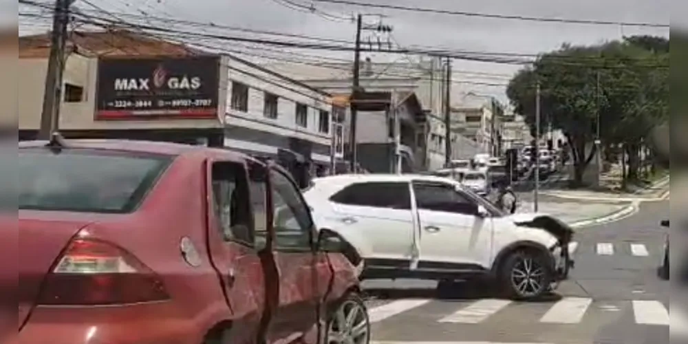 Acidente na avenida General Carlos Cavalcanti deixa fluxo de trânsito lento em Ponta Grossa