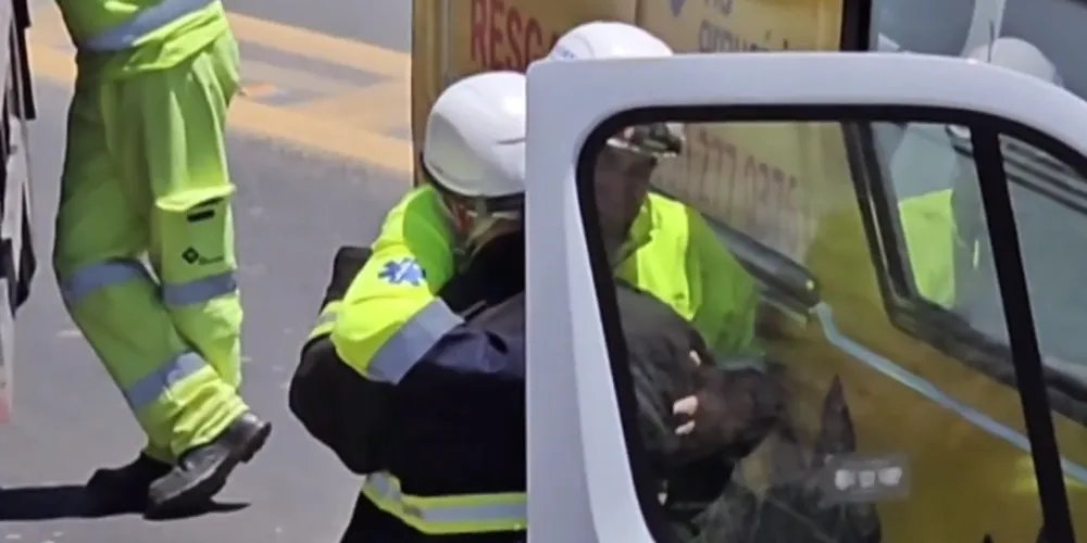 Socorristas choram pela morte de criança em batida entre caminhões no Paraná
