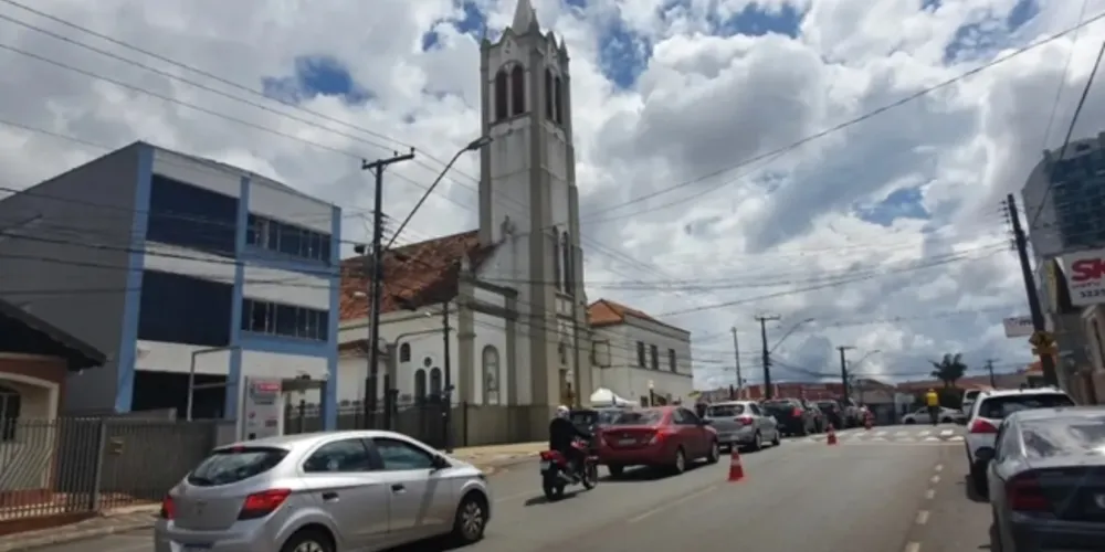 Igreja está situada na Avenida General Carlos Cavalcanti - 362