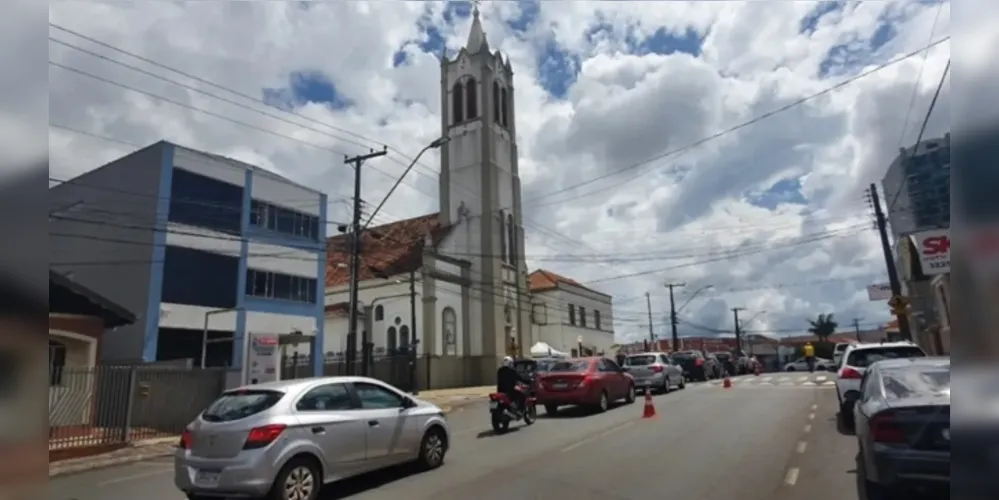 Igreja está situada na Avenida General Carlos Cavalcanti - 362