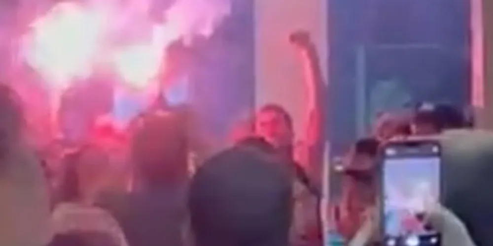 Ao som de “Tá na Hora do Jair Já Ir Embora”, os brasilienses presentes celebravam a pena