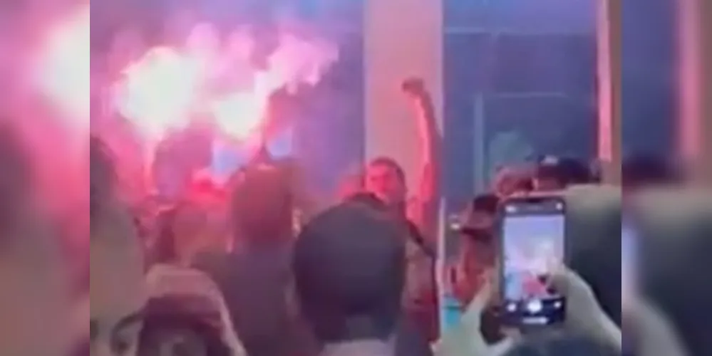 Ao som de “Tá na Hora do Jair Já Ir Embora”, os brasilienses presentes celebravam a pena