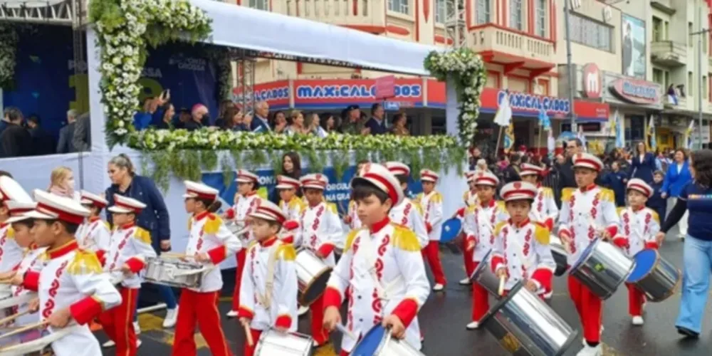 Desfile inicia às 8h da manhã