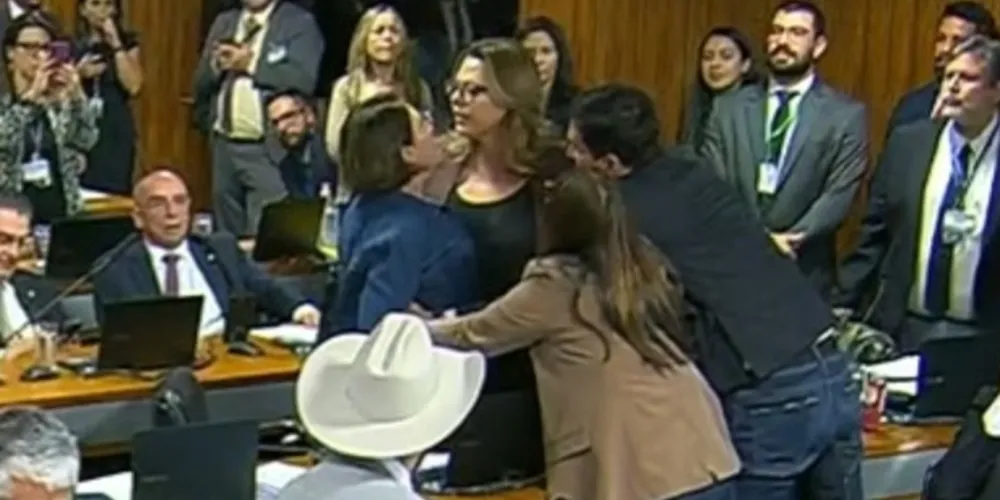 Nas imagens da sessão, Leila afirma “votamos”, enquanto a deputada bolsonarista retruca