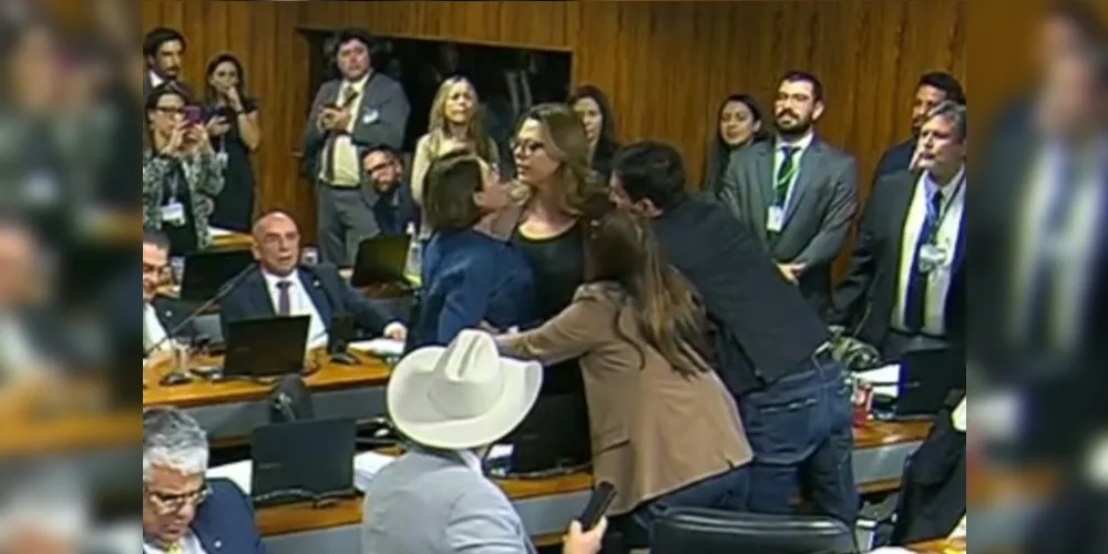 Nas imagens da sessão, Leila afirma “votamos”, enquanto a deputada bolsonarista retruca
