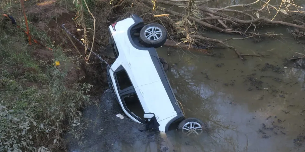 Carro ficou submerso em rio