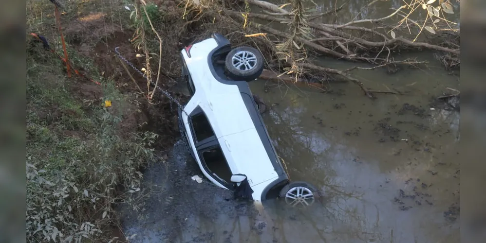 Carro ficou submerso em rio