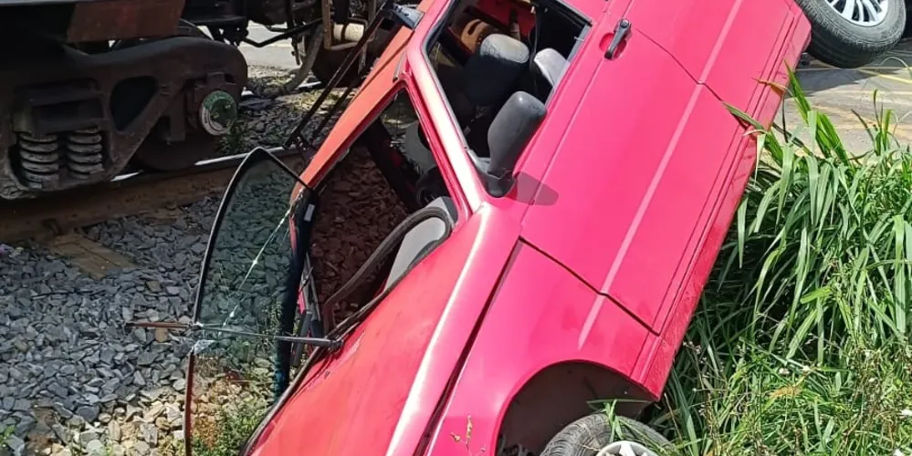 O automóvel ficou inclinado em um pequeno buraco