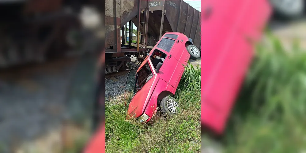 O automóvel ficou inclinado em um pequeno buraco