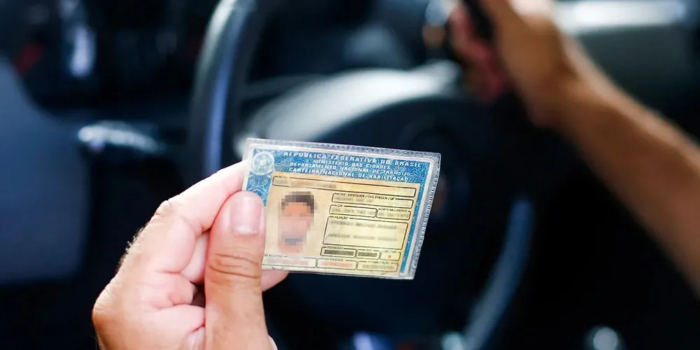 Homem habilitado dirigindo