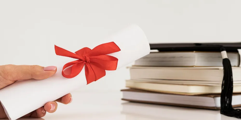 Faculdade paranaense é alvo do Ministério Público por não emitir quase 400 diplomas de graduação.