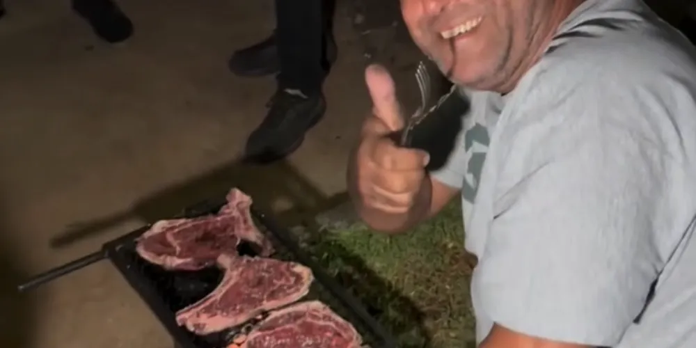 Amigos fazendo churrasco em velório