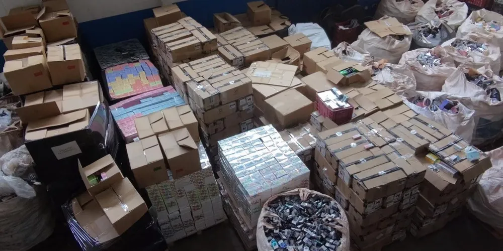 O material foi levado para Foz do Iguaçu, de onde segue para outro estado, onde passará por procedimentos de reciclagem e aproveitamento de seus componentes