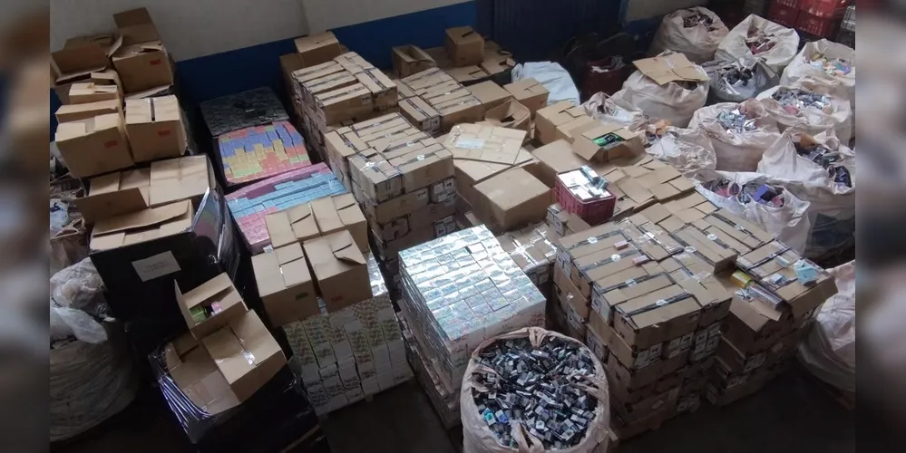 O material foi levado para Foz do Iguaçu, de onde segue para outro estado, onde passará por procedimentos de reciclagem e aproveitamento de seus componentes