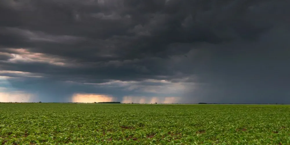 Tempestade se formando sobre plantação