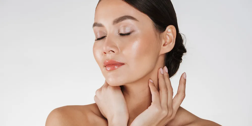 Celebridades inspiram a tendência global dos bioestimuladores de colágeno, voltada ao rejuvenescimento de regiões como pescoço, colo e têmporas