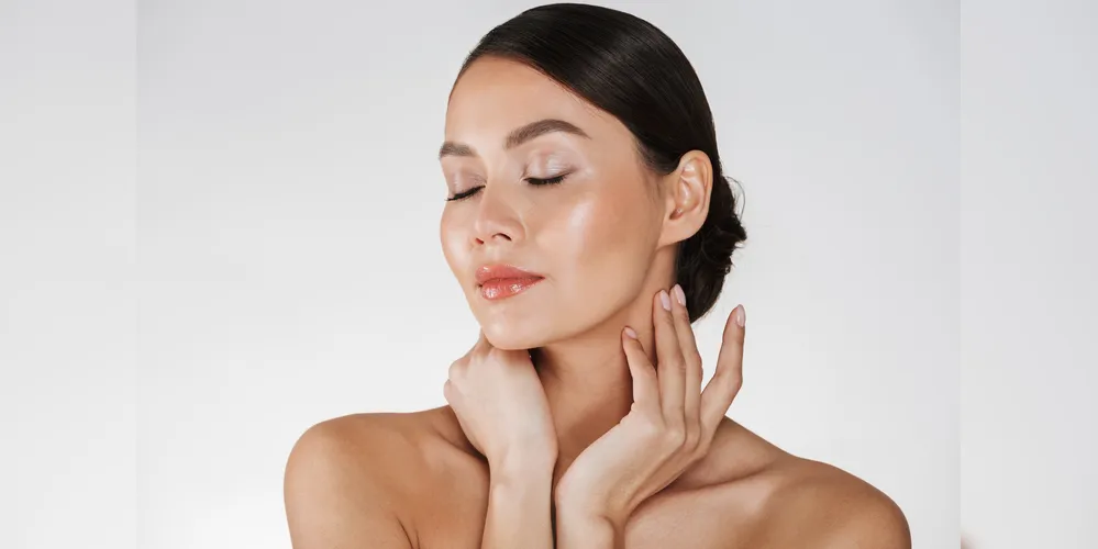 Celebridades inspiram a tendência global dos bioestimuladores de colágeno, voltada ao rejuvenescimento de regiões como pescoço, colo e têmporas