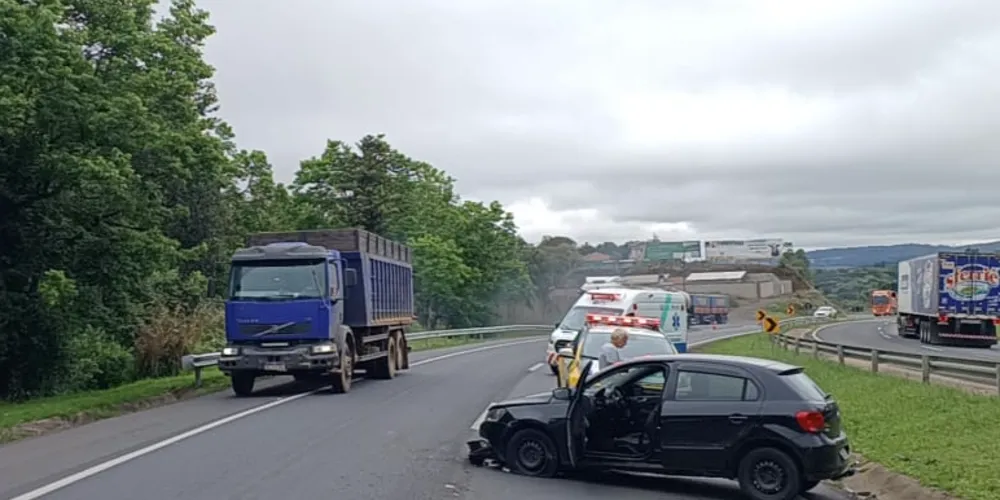 Acidente na PR-151 deixou duas pessoas feridas