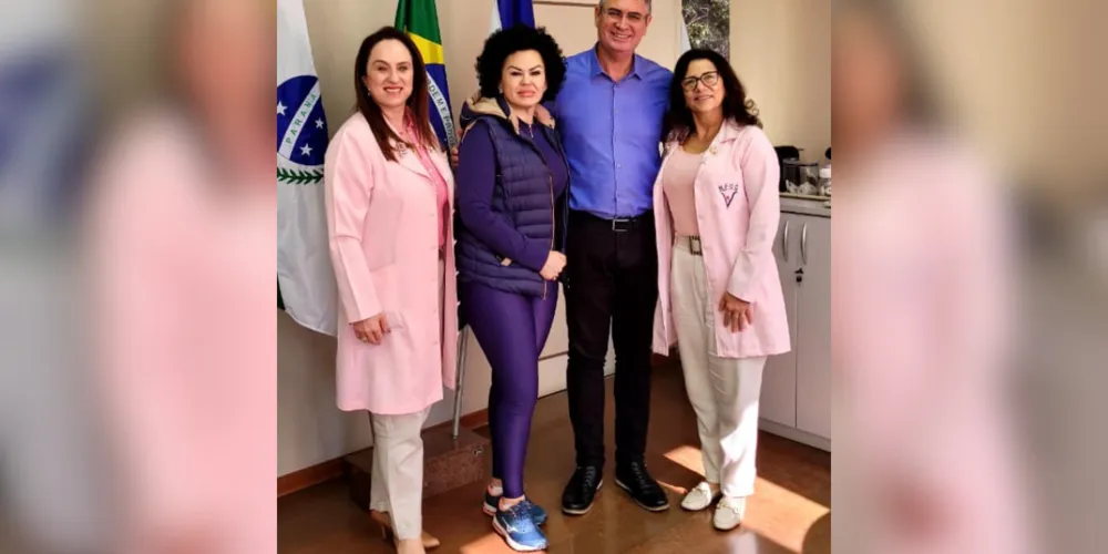 O vereador Julio Küller juntamente com membros da Rede feminina de Combate ao Câncer