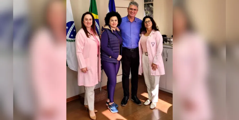 O vereador Julio Küller juntamente com membros da Rede feminina de Combate ao Câncer