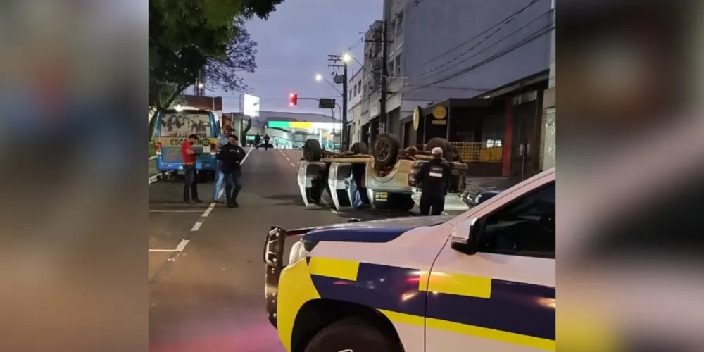 O veículo ficou com as quatro rodas para o alto