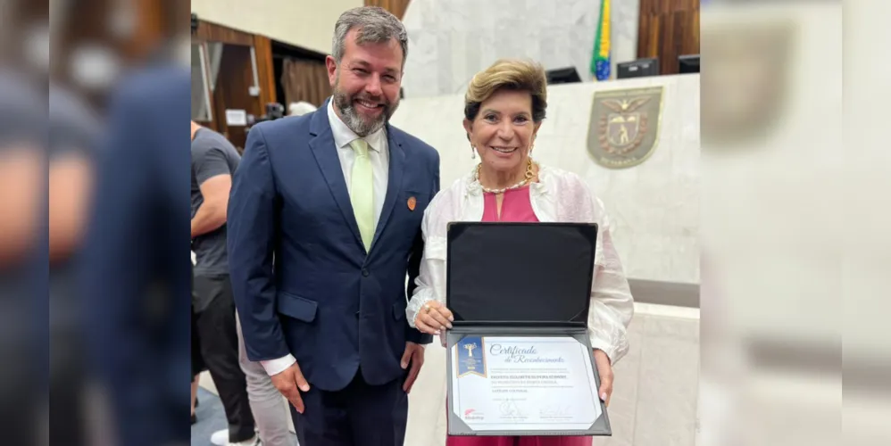A prefeita Elizabeth Schmidt (União) e o secretário Alberto Portugal receberam o prêmio