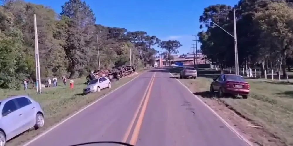 O veículo tombou na margem da BR-153