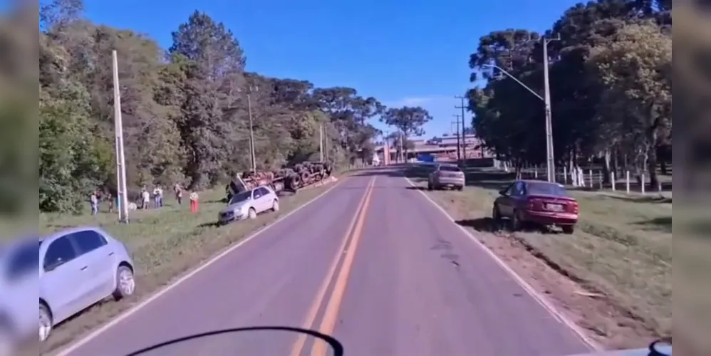 O veículo tombou na margem da BR-153